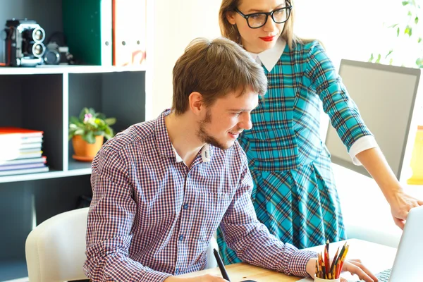 Hermosa mujer joven y hombre trabajando desde casa —  Fotos de Stock