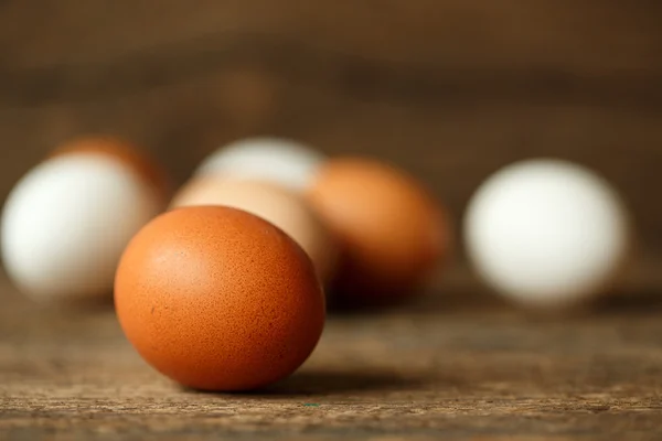 Ahşap rustik arka plan üzerinde tavuk yumurtası — Stok fotoğraf