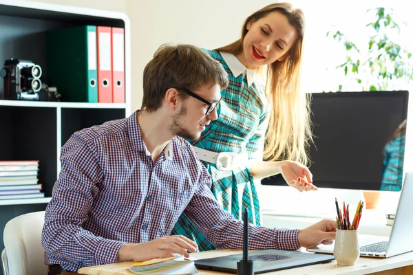 Belle jeune femme et homme travaillant à la maison — Photo