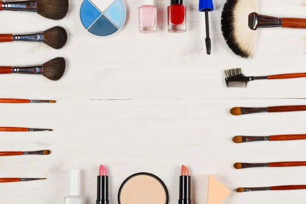 Olika makeup produkter på vit bakgrund med copyspace — Stockfoto