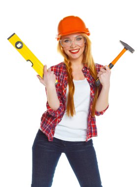 Kask ile iş araçları üzerinde beyaz bir genç kadın