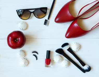 Temel moda kadın nesneler üzerinde ahşap arka plan