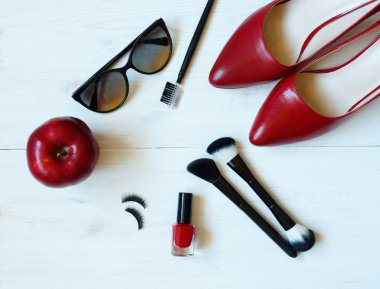 Temel moda kadın nesneler üzerinde ahşap arka plan