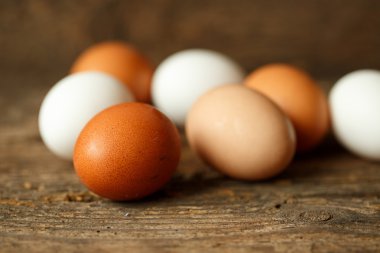 Ahşap rustik arka plan üzerinde tavuk yumurtası