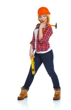 Kask ile iş araçları üzerinde beyaz bir genç kadın