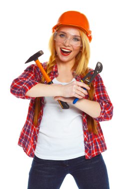 Kask ile iş araçları üzerinde beyaz bir genç kadın