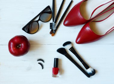 Temel moda kadın nesneler üzerinde ahşap arka plan