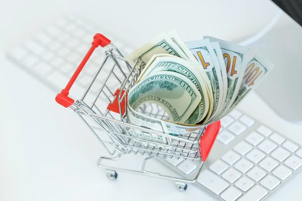 Dólares en el carrito de la compra en un teclado de computadora — Foto de Stock