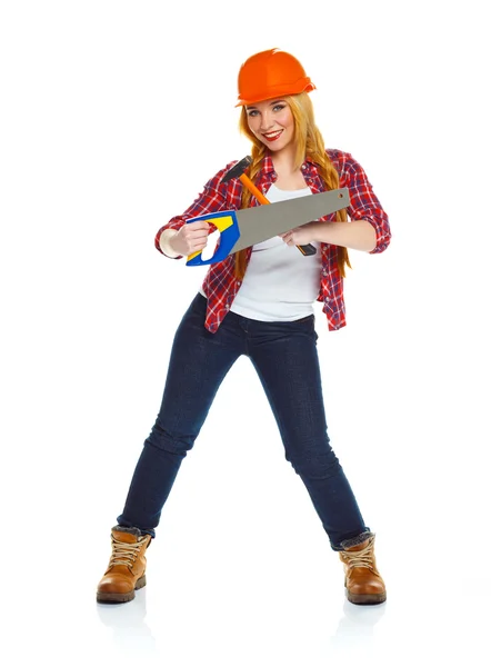 年轻女子在头盔用锯子锯和锤子在一张白纸 — 图库照片