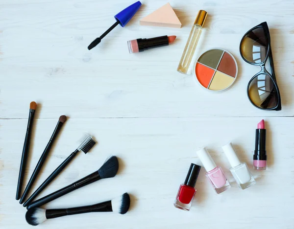 Make-up-Produkte auf weißem Holzhintergrund mit Copyspace — Stockfoto