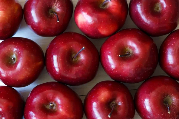 Rojo deliciosas manzanas maduras —  Fotos de Stock