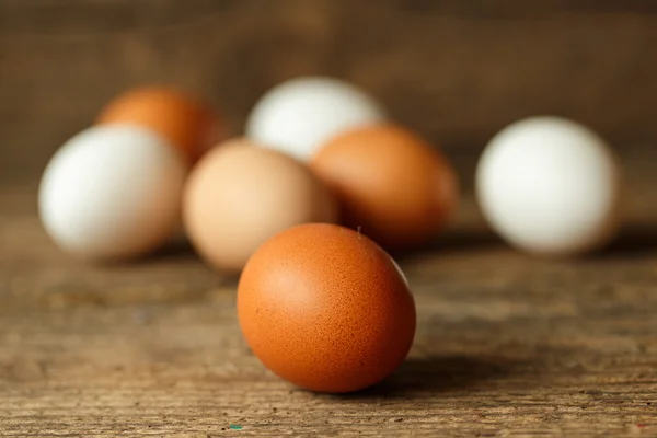 Telur ayam pada latar belakang kayu pedesaan — Stok Foto