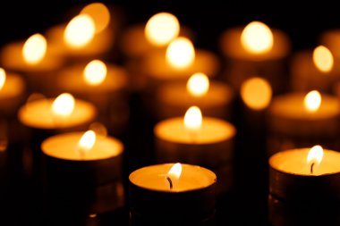 yanan mumlar ile sığ derinlik-in tarla