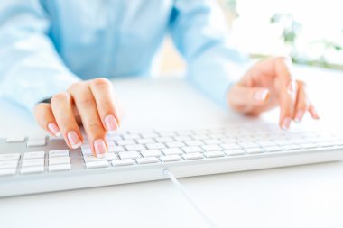 Klavyede yazarak işçisi kadın ofis