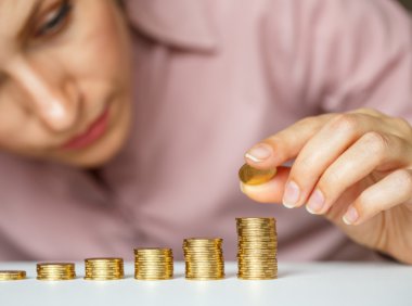 Sütun artan içine altın istifleme kadın