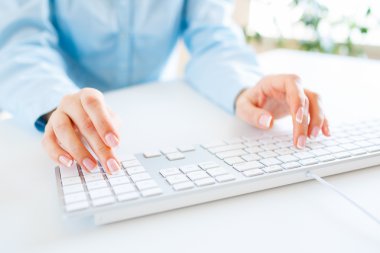Klavyede yazarak işçisi kadın ofis