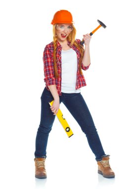 Kask ile iş araçları üzerinde beyaz bir genç kadın