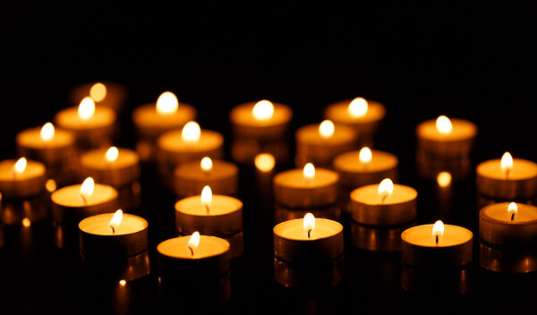 горящие свечи с неглубокой глубиной резкости
