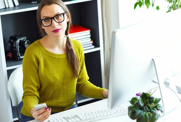 Hermosa joven que trabaja desde casa — Foto de Stock