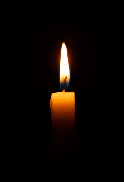 Jedna świeca światła płonącego w czarny — Zdjęcie stockowe