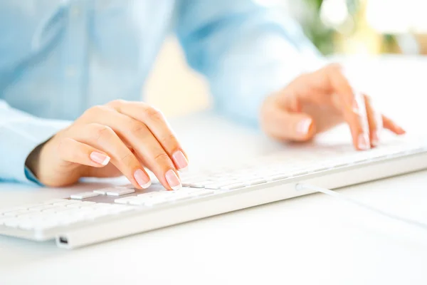 Vrouw kantoor werknemer te typen op het toetsenbord — Stockfoto