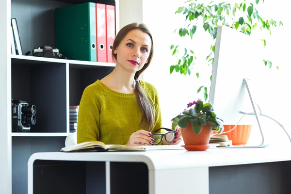Beautiful young woman working from home — Stock Photo, Image