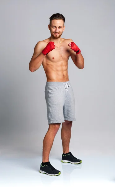 Atletický muž nosí boxerské bandáže — Stock fotografie