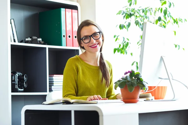 Mooie jonge vrouw werken vanuit huis — Stockfoto