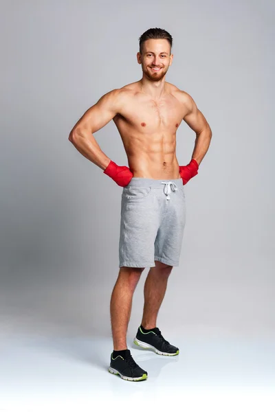 Uomo atletico che indossa bende da boxe — Foto Stock