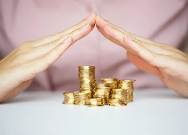 Proteja el nuevo concepto de creación de empresas con las manos y las monedas — Foto de Stock