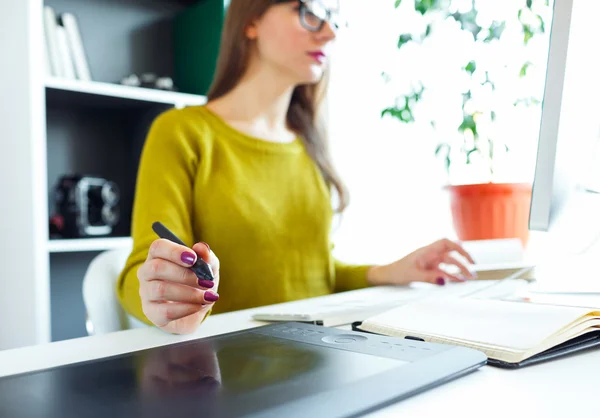 Künstler zeichnet etwas auf Grafik-Tablet im Home Office — Stockfoto