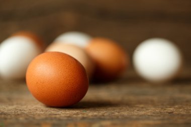 Ahşap arka plan üzerinde taze tavuk yumurta