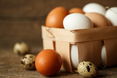 Taze tavuk ve Bıldırcın yumurta bir ahşap arka plan üzerinde