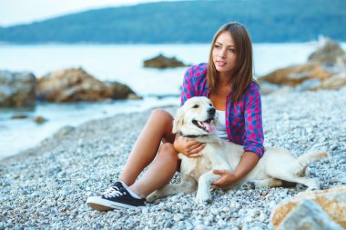 Yaz tatili, sahilde bir yürüyüş bir köpekle kadın