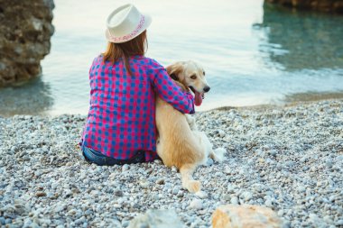 Yaz tatili, sahilde bir yürüyüş bir köpekle kadın