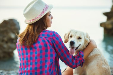 Yaz tatili, sahilde bir yürüyüş bir köpekle kadın