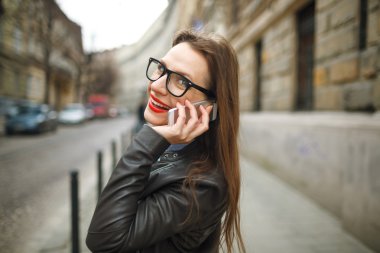 İşkadını konuşurken sokakta yürürken cep telefonu üzerinde