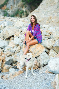 Yaz tatili, sahilde bir yürüyüş bir köpekle kadın