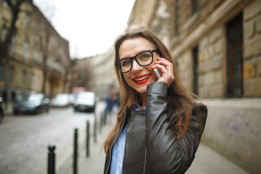 İşkadını konuşurken sokakta yürürken cep telefonu üzerinde