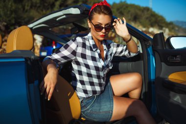 Cabriolet, oturan kadının lu gezisine kadar güzel PIN