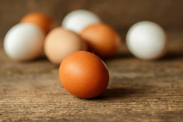 Telur ayam segar pada latar belakang kayu — Stok Foto