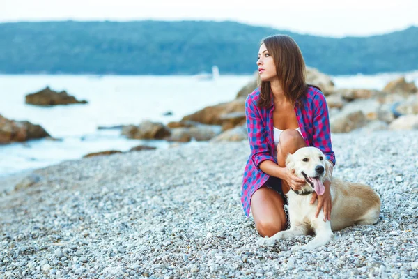 Férias de verão, mulher com um cão em um passeio na praia — Fotografia de Stock
