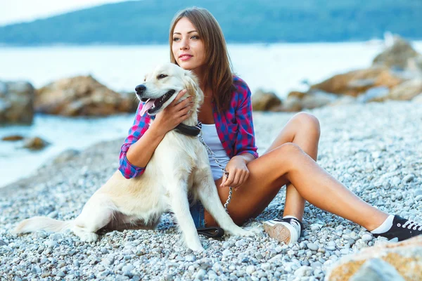 Summer vacation, woman with a dog on a walk on the beach — Stock Photo, Image