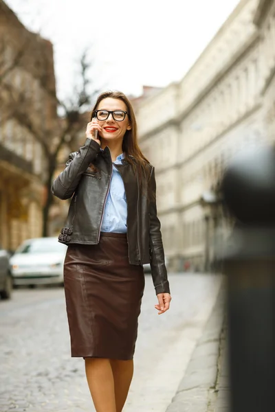 Zakenvrouw op cellphone onderaan de straat loopt tijdens een gesprek — Stockfoto