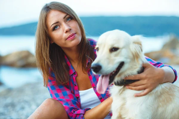 Férias de verão, mulher com um cão em um passeio na praia — Fotografia de Stock