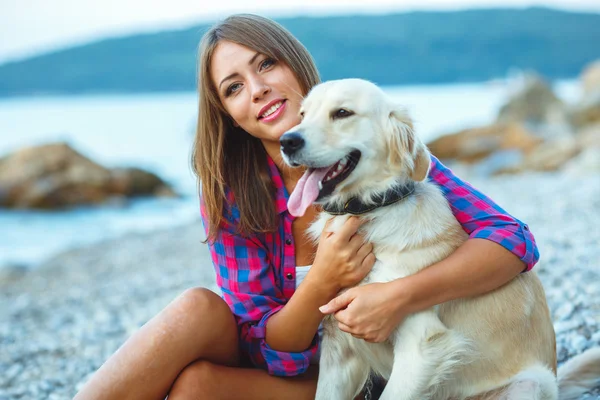 Férias de verão, mulher com um cão em um passeio na praia — Fotografia de Stock