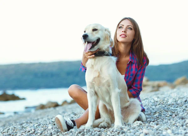 Férias de verão, mulher com um cão em um passeio na praia — Fotografia de Stock