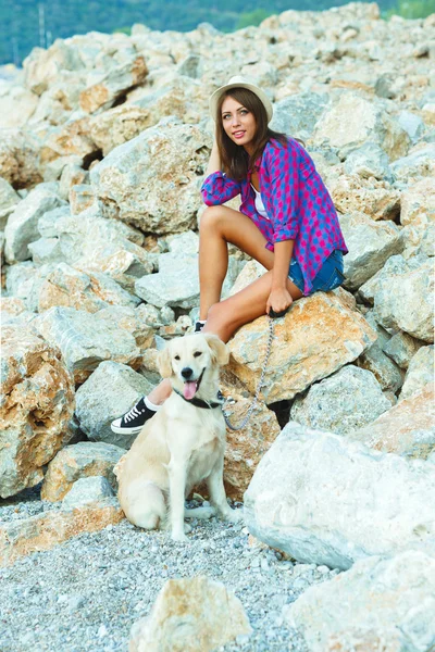 Wanita dengan anjing berjalan-jalan di pantai — Stok Foto