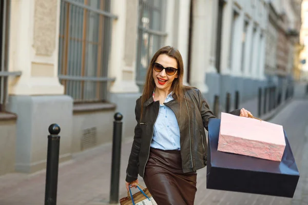 Bela mulher com sacos de compras no ctiy — Fotografia de Stock