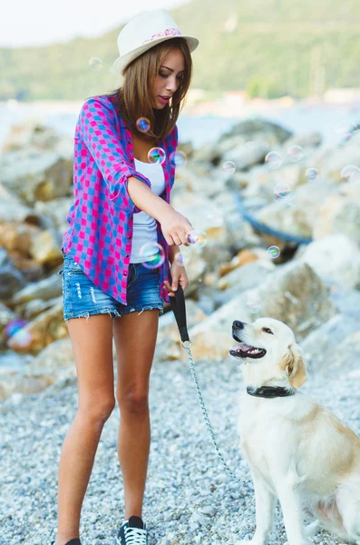 Woman with a dog on a walk on the beach — Stock Photo, Image